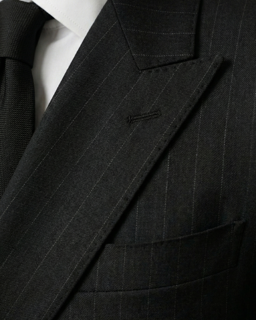 İtalyan Stil Siyah Silik Çizgili Kruvaze Takım Elbise